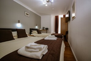 Chambre Familiale, salle de bains commune