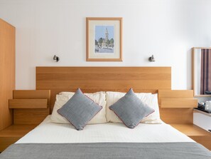 Individually decorated, desk, blackout drapes, iron/ironing board - Charing Cross Hotel (Glasgow)