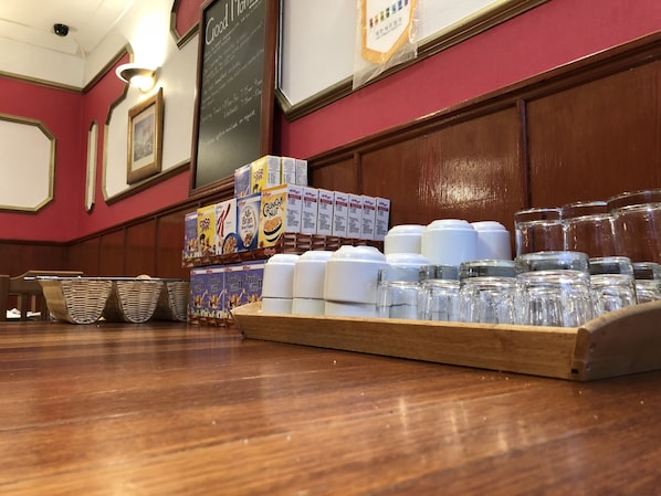 Petit déjeuner continental (6 GBP par personne)