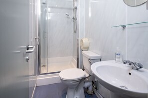 Articles de toilette (gratuits), séchoir à cheveux, serviettes fournies