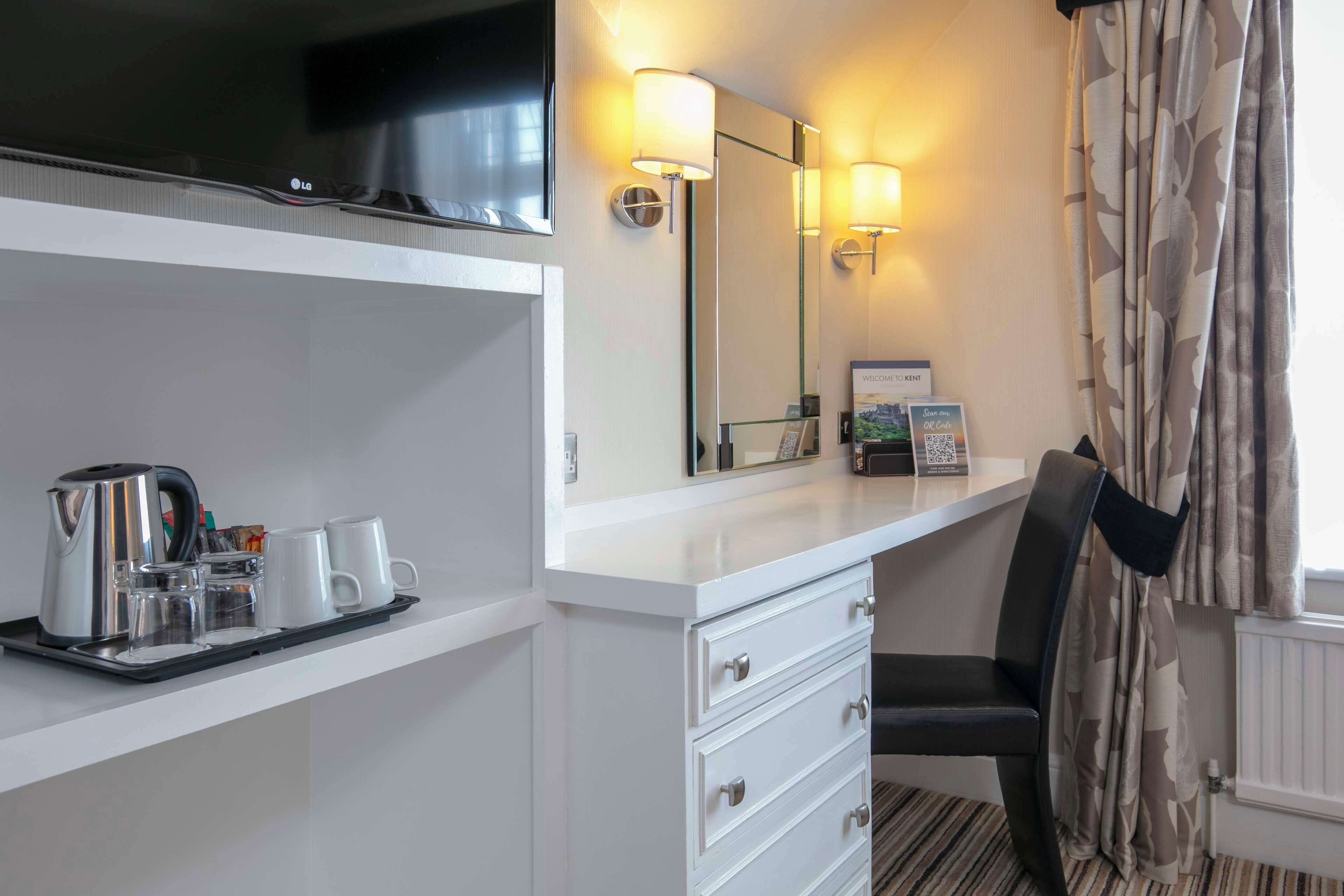 comfort room, 1 double bed, non smoking | room amenity