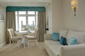 Ropa de cama de alta calidad y caja de seguridad en la habitación