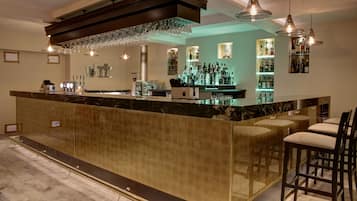 2 quầy bar/khu lounge, cocktail bar