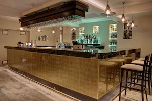 2 bars/lounges, cocktail bar