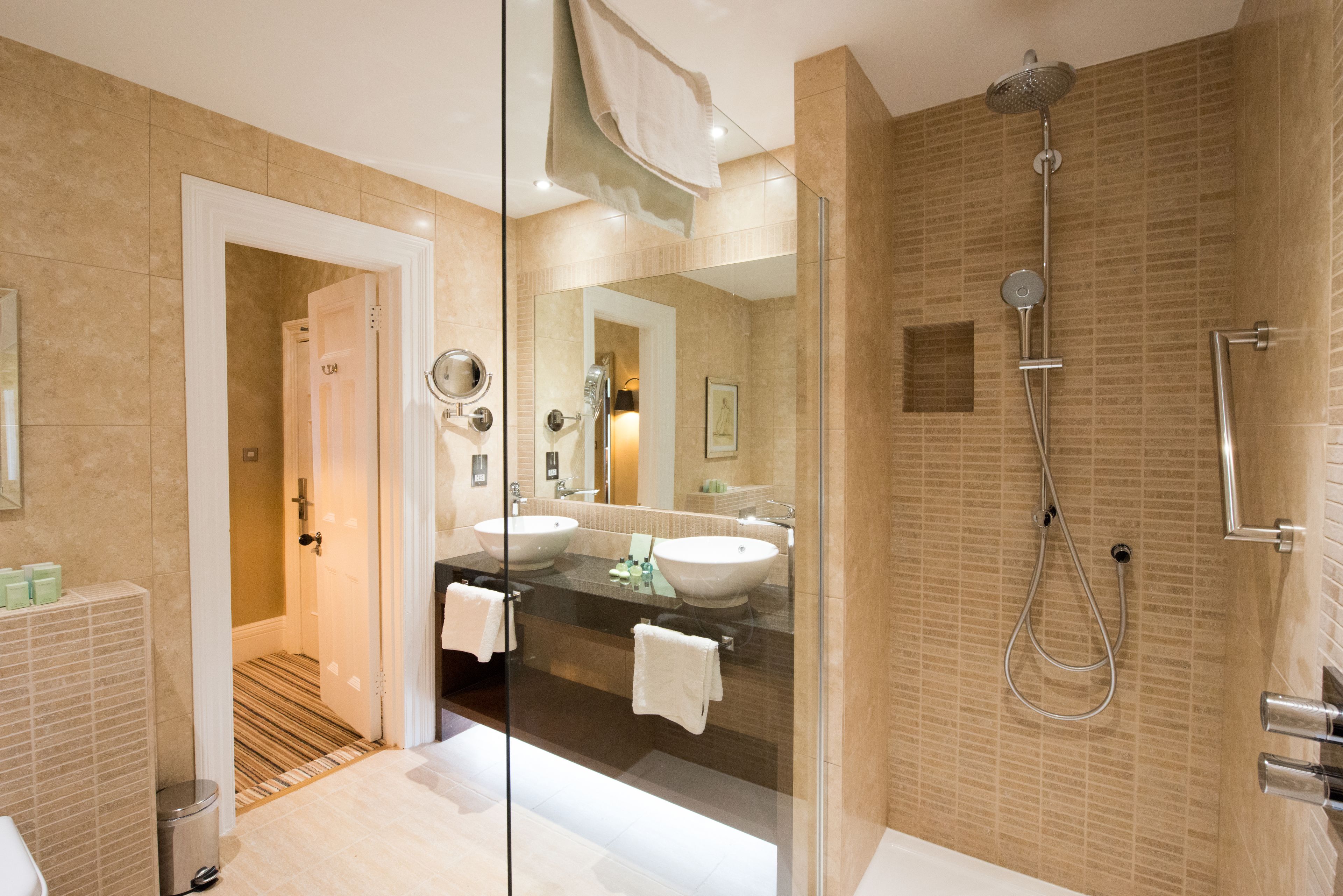 suite, 1 king bed, non smoking | bathroom | free toiletries, hair dryer, towels