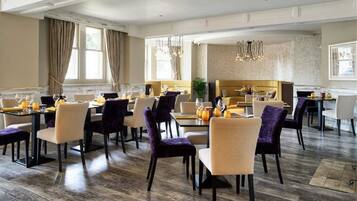 Päivittäinen täysi aamiainen (16.95 GBP per henkilö)