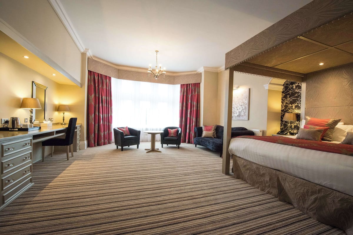 Deluxe Suite, 1 King Bed, Non Smoking | Premium bedding, in-room safe, individually decorated