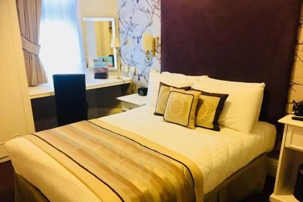 Premium bedding, in-room safe, desk, iron/ironing board (on request)