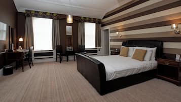 Deluxe Room, 1 King Bed, Non Smoking | 1 bedroom, hypo-allergenic bedding, in-room safe, desk