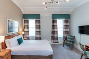 Executive Room, 1 King Bed, Non Smoking | Hypo-allergenic bedding, in-room safe, desk, laptop workspace