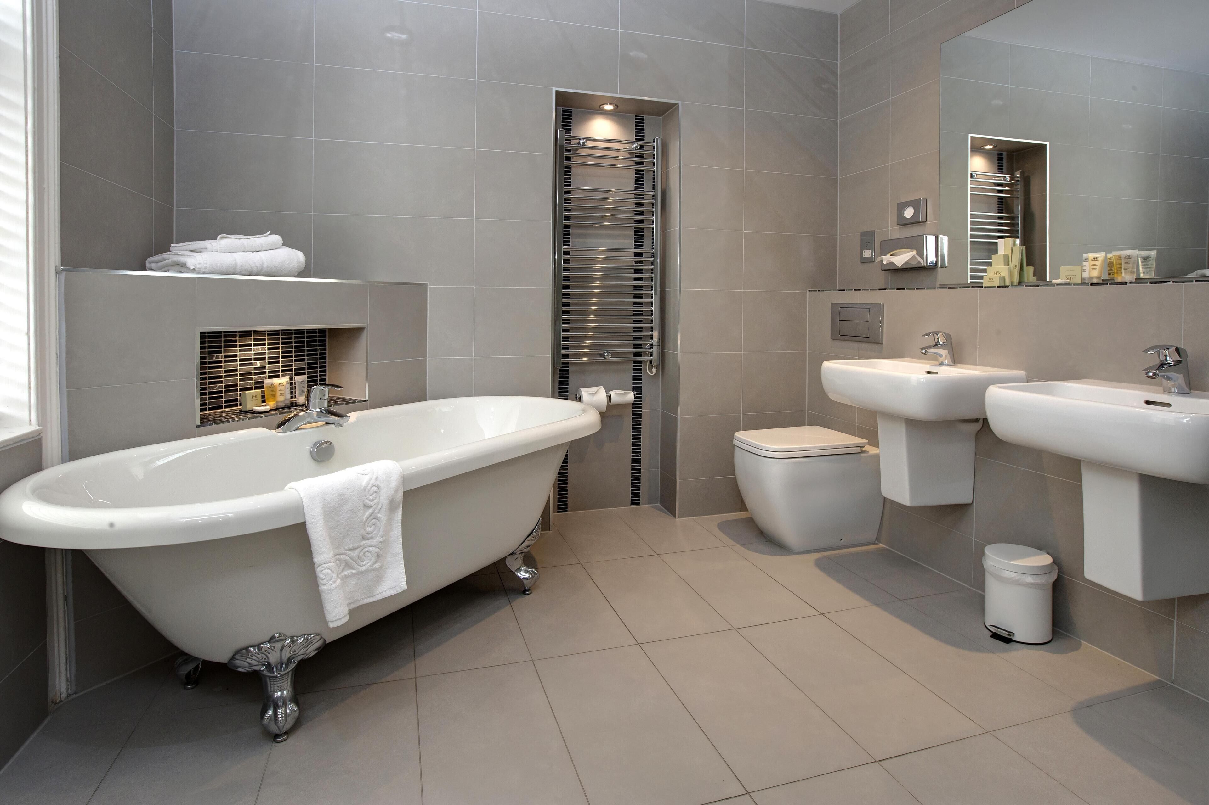 Deluxe Room, 1 King Bed, Non Smoking | Bathroom | Combined shower/tub, free toiletries, hair dryer, towels