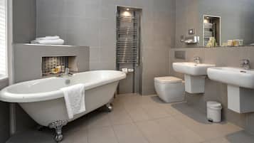 Deluxe Room, 1 King Bed, Non Smoking | Bathroom | Combined shower/bathtub, free toiletries, hair dryer, towels