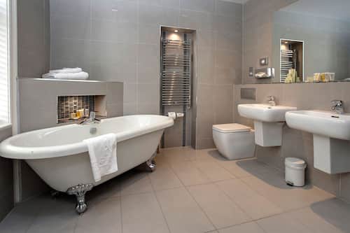 Camera Deluxe, 1 letto king, non fumatori | Bagno | Combinazione doccia/vasca, set di cortesia gratuito, asciugacapelli