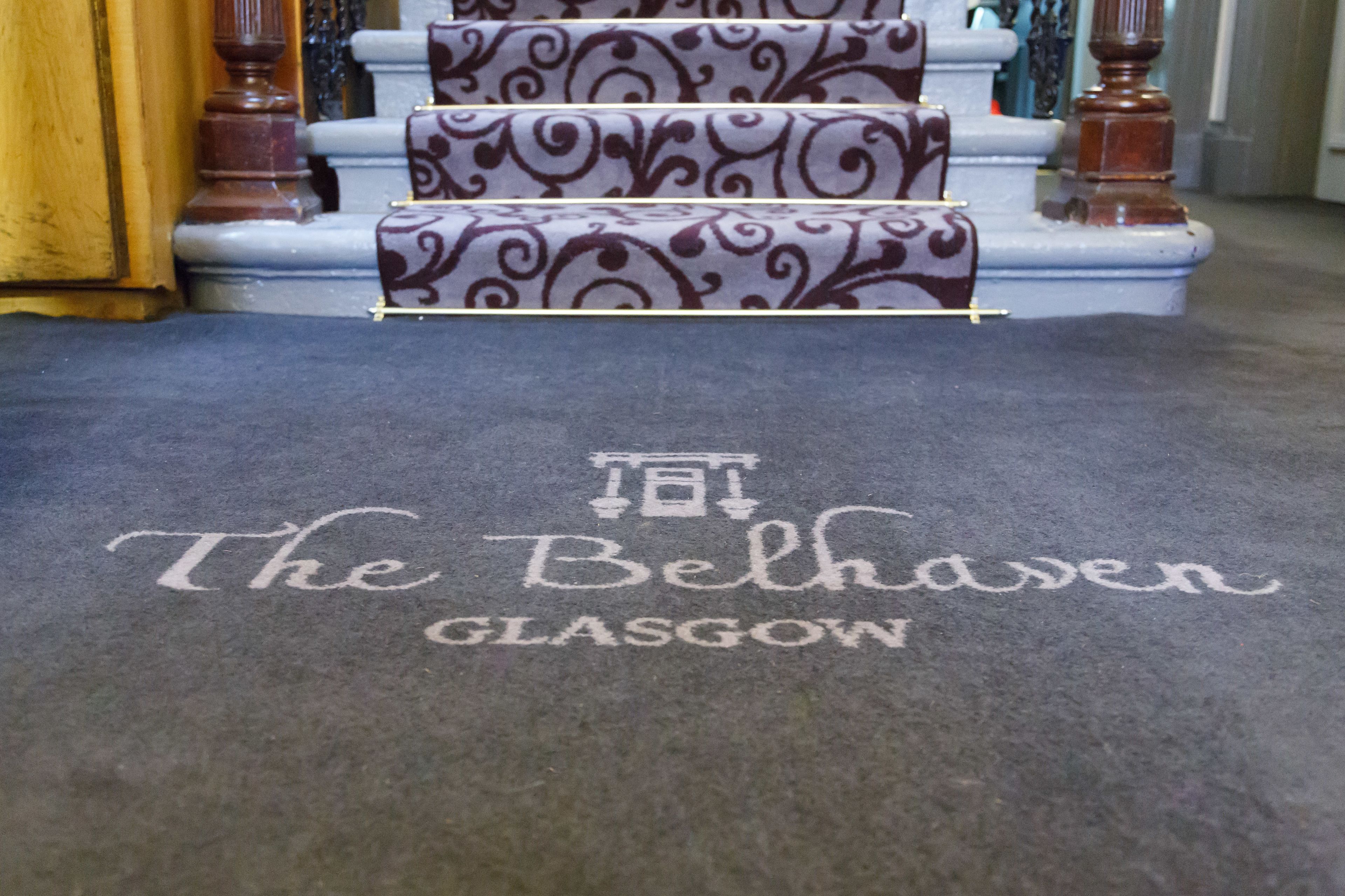 Um tapete com a inscrição 'The Belhaven Glasgow'.