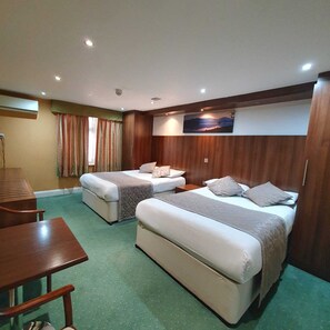 Habitación familiar (Executive) | 1 dormitorio, caja fuerte, escritorio y tabla de planchar con plancha