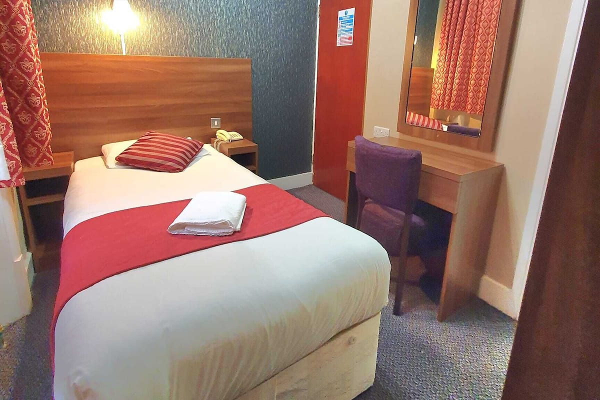 Single Room | In-room safe, desk, iron/ironing board, free WiFi