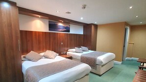 家庭房 (Executive) | 客房内保险箱、办公桌、熨斗/熨板、免费 WiFi