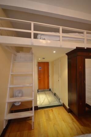 Triple Room | Living area | Flat-screen TV - Boka (London)