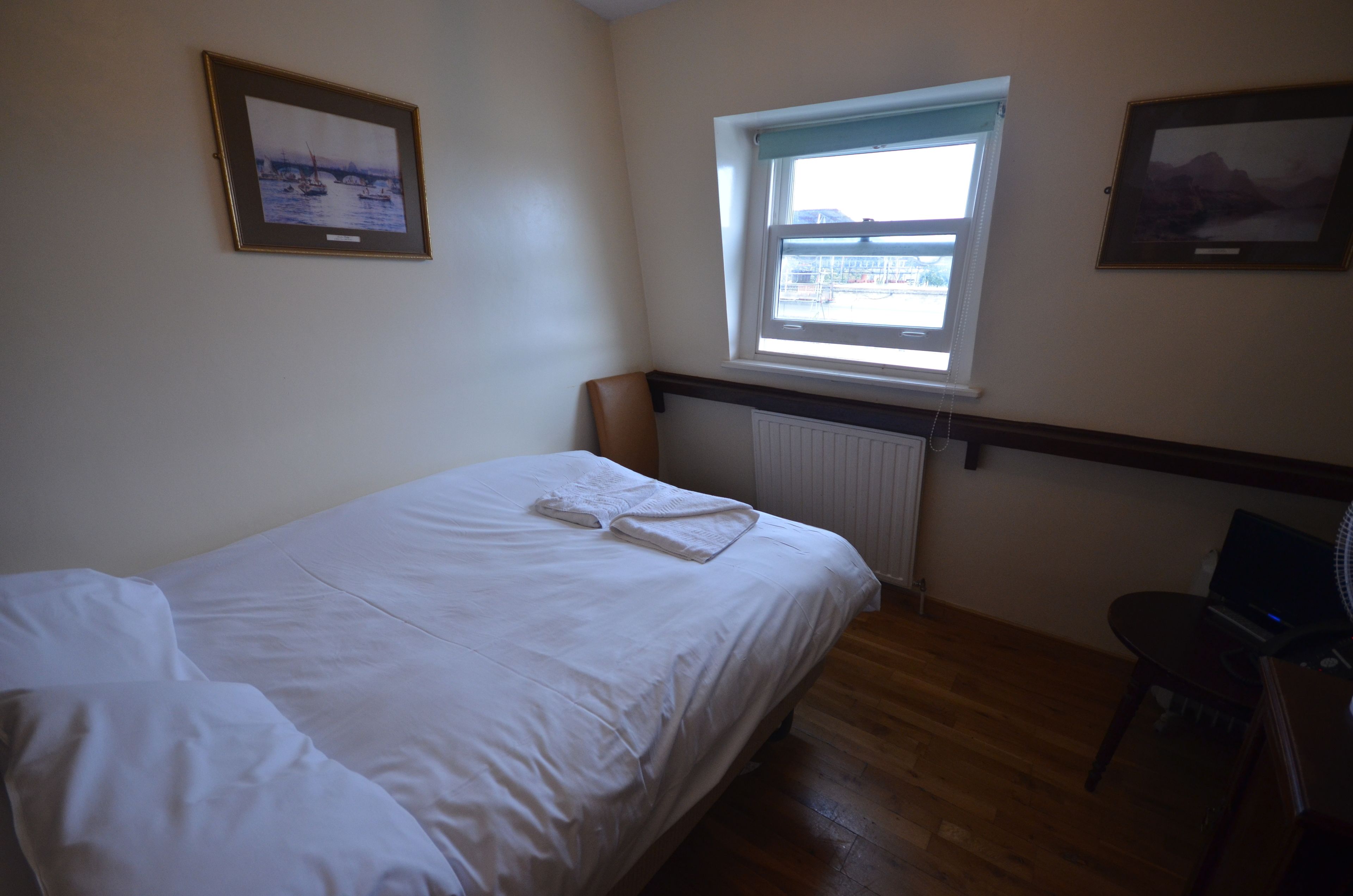 ستائر تعتيم ومكواة/لوح كي وواي فاي مجانًا وملاءات أسرّة