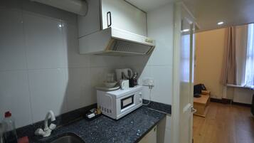 Twin Room | Private kitchenette | Fridge, microwave, coffee/tea maker, electric kettle