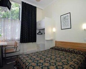 ห้องดับเบิล | ตู้นิรภัยในห้องพัก, โต๊ะทำงาน, เตารีด/โต๊ะรีดผ้า