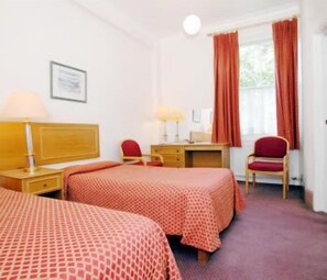 In-room safe, desk, iron/ironing board - Beaver Hotel (London)