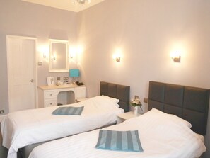 Chambre supérieure avec lits jumeaux, salle de bain attenante | 1 chambre