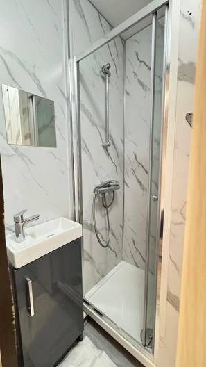 Economy Double Room | Bathroom | Combined shower/tub, hair dryer, towels - Hotel Earls Court (London)