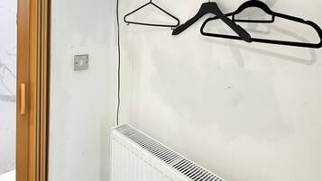 Økonomi-dobbeltrom | Strykejern/-brett, wi-fi (inkludert) og sengetøy