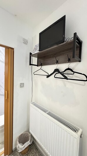 Chambre Double Économique | Fer et planche à repasser, Wi-Fi gratuit, draps fournis
