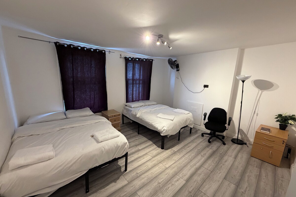 Economy Quadruple Room | Iron/ironing board (on request), WiFi (free), bed sheets