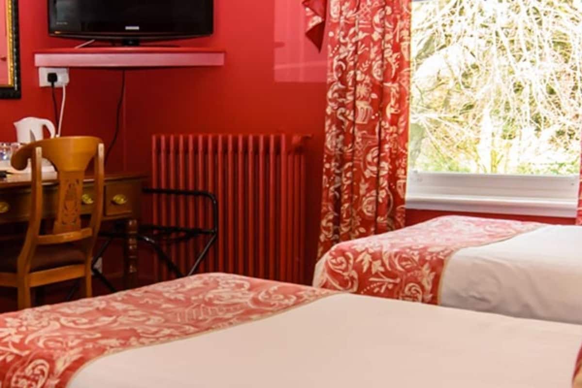 Standard Twin Room | Iron/ironing board, free WiFi, bed sheets