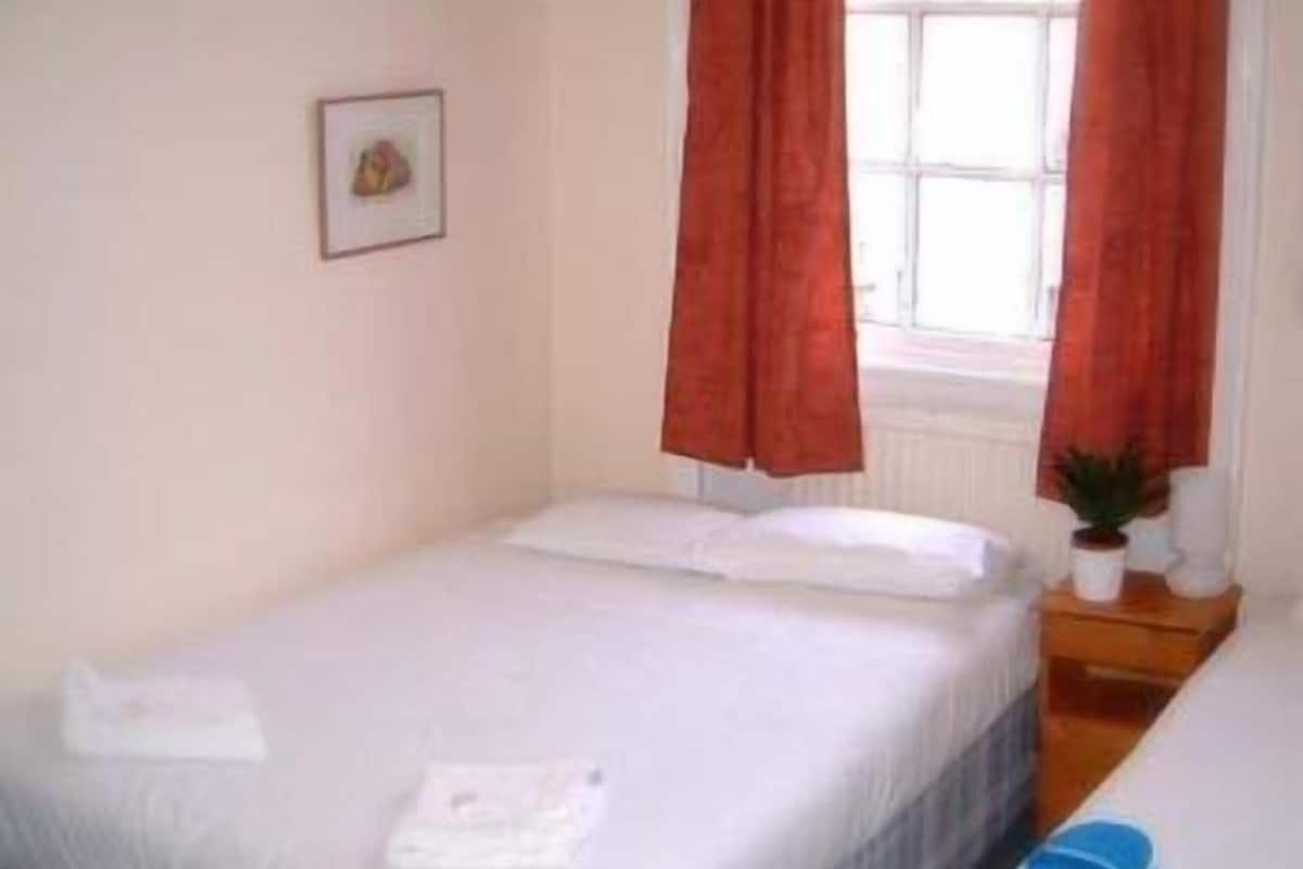 Driepersoonskamer, en-suite badkamer | Gratis wifi