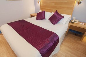 Standard Double Room | Premium bedding, in-room safe, desk, iron/ironing board - The Roebuck Inn (Stevenage)