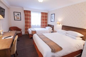 Family Room | Premium bedding, in-room safe, desk, iron/ironing board (on request) - The Roebuck Inn (Stevenage)