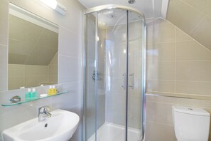 Dusche, kostenlose Toilettenartikel, Haartrockner, Handtücher