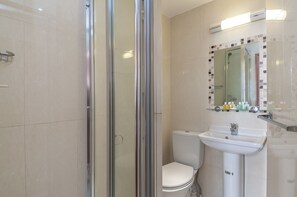 Shower, free toiletries, hair dryer, towels - The Craven Hotel (London)