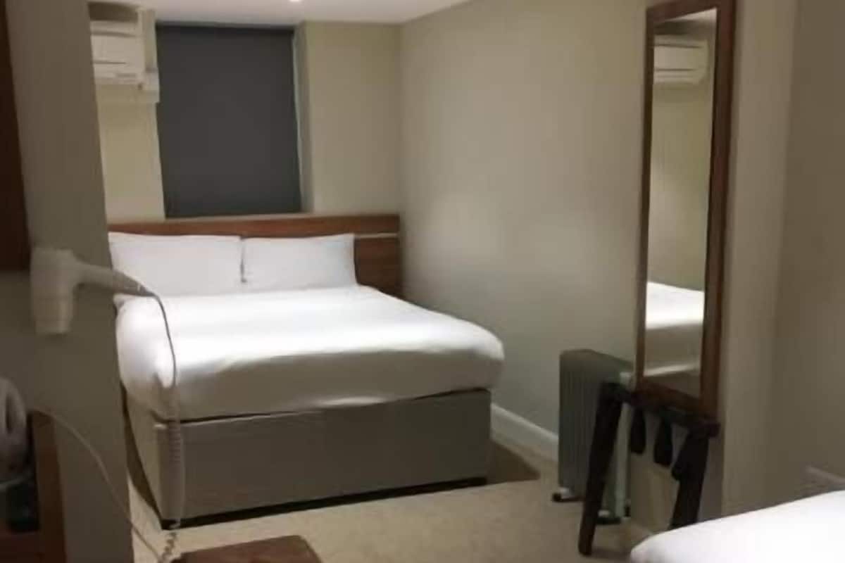 تجهيزات عازلة للصوت ومكواة/لوح كي وواي فاي مجانًا وملاءات أسرّة