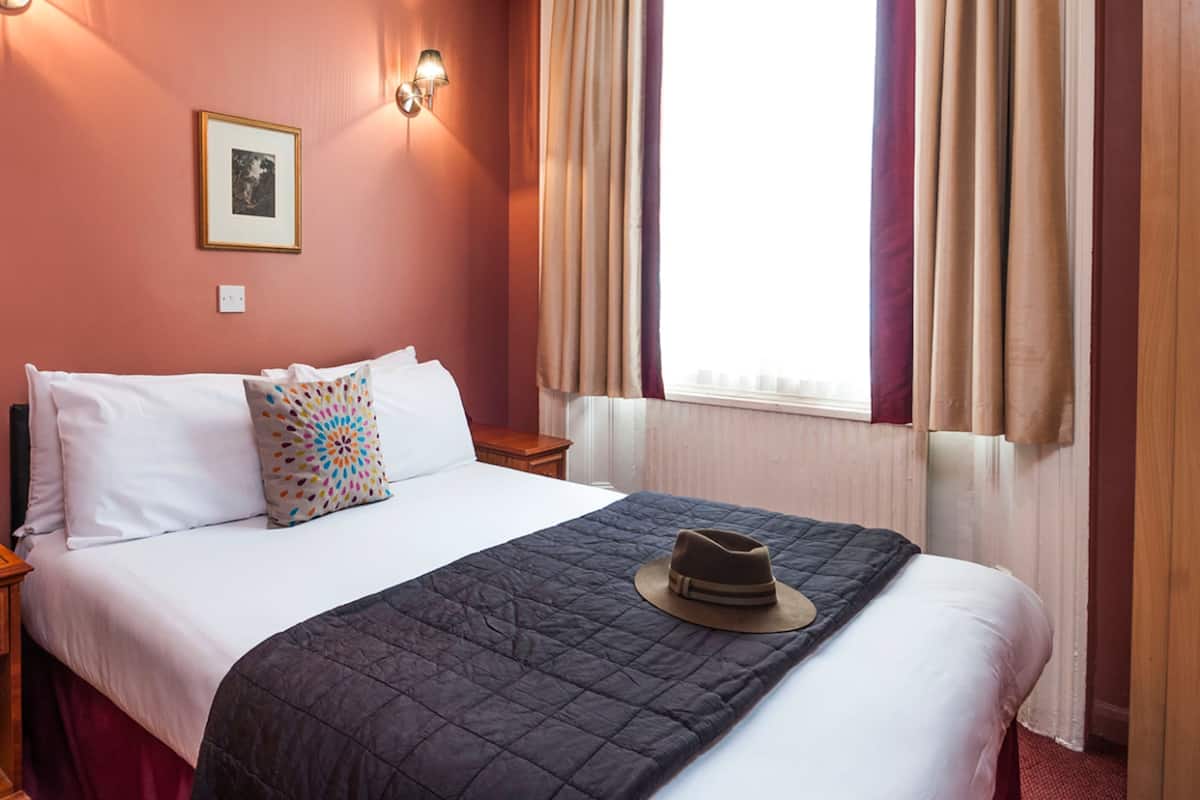 تجهيزات عازلة للصوت ومكواة/لوح كي وواي فاي مجانًا وملاءات أسرّة