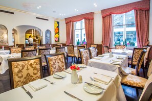 Breakfast, lunch served; Persian/Iranian cuisine, al fresco dining 