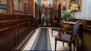 Interior entrance - London Elizabeth Hotel (London)