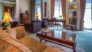 Junior Suite, 1 Bedroom | Frette Italian sheets, premium bedding, minibar, in-room safe - London Elizabeth Hotel (London)