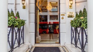 Property entrance - London Elizabeth Hotel (London)