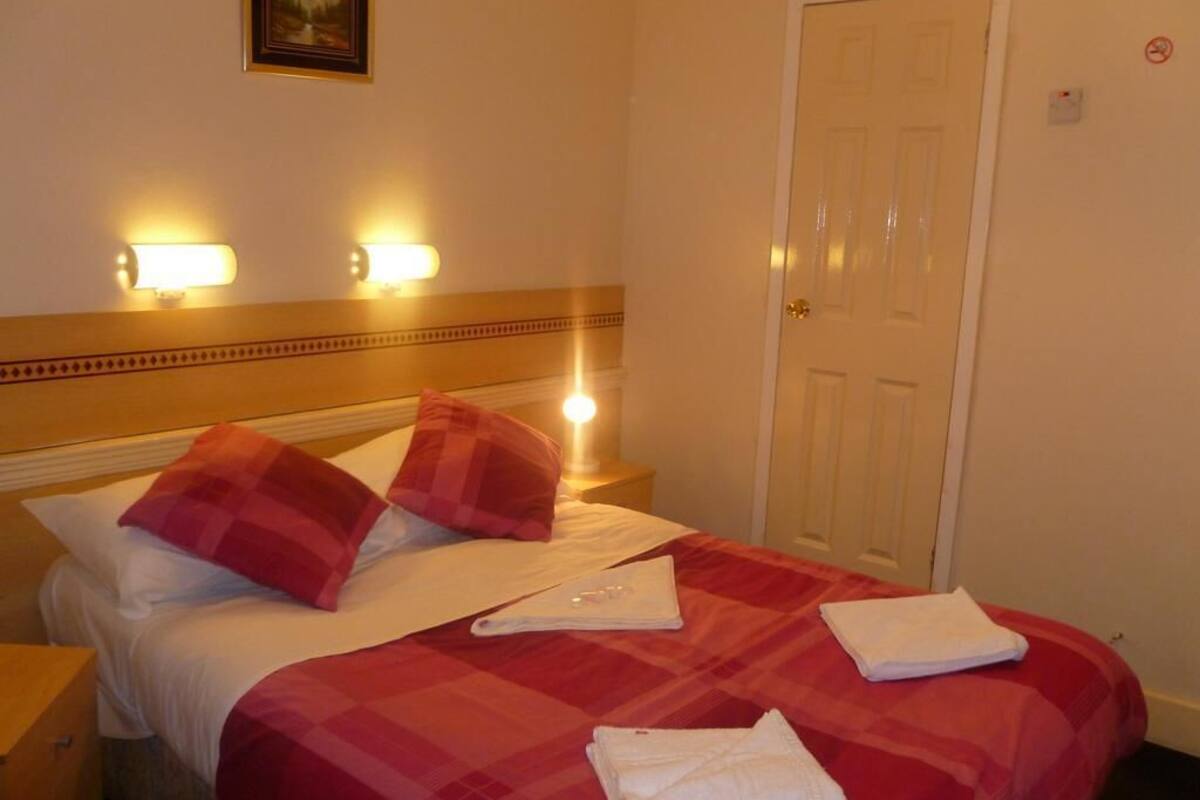 Desk, iron/ironing board (on request), WiFi (surcharge), bed sheets