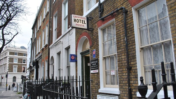 A hotel with a sign indicating vacancies. - Grenville Hotel (London)