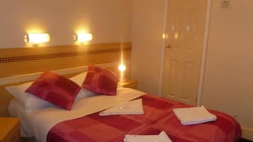 Escritorio, tabla de planchar con plancha, wifi y ropa de cama