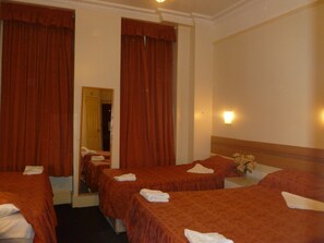 Escriptori, planxa i posts de planxar, wifi i roba de llit