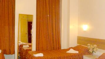 Triple Room | Desk, iron/ironing board, WiFi, bed sheets