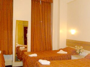 Triple Room | 1 bedroom, desk, iron/ironing board, WiFi