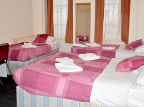 Triple Room | 1 bedroom, desk, iron/ironing board, WiFi